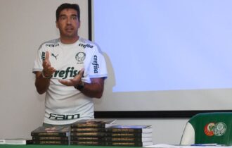 Abel Ferreira elogia dinâmica contra Botafogo: 'Palmeiras não faz sempre a mesma coisa'