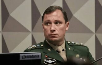 mauro-cid-chega-a-sede-da-pf-p