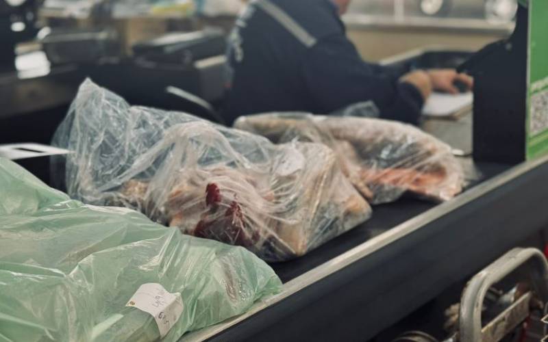 Procon-AM apreende 25 kg de alimentos impróprios em fiscalização em Manaus