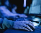 Adolescente que matou pais e irmão se inspirou em jogo de terror da internet, diz polícia