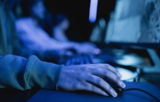 Adolescente que matou pais e irmão se inspirou em jogo de terror da internet, diz polícia