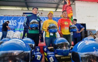 Detran-AM entrega 660 kits de segurança para mototaxistas no município de Fonte Boa