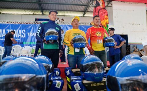 Detran-AM entrega 660 kits de segurança para mototaxistas no município de Fonte Boa