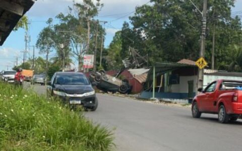 Carro capota, destrói poste e quase invade casa em Manaus