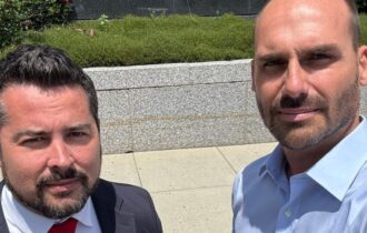 'Moraes não pode fazer nada', diz Eduardo Bolsonaro ao lado de 'chefe dos embaixadores' dos EUA