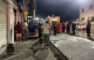 Famílias ficam desabrigadas após incêndio no Centro de Manaus