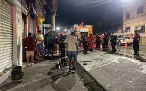 Famílias ficam desabrigadas após incêndio no Centro de Manaus