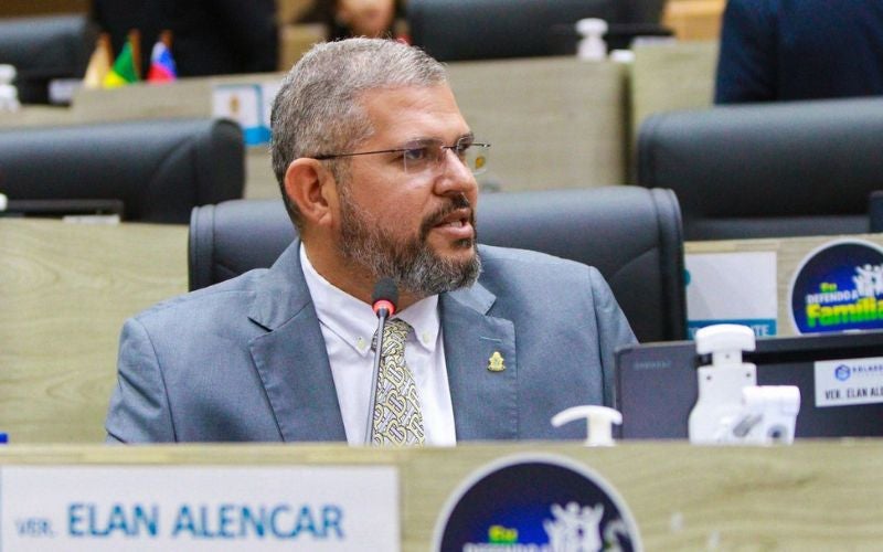 Após cassação do mandato, Elan Alencar participa de sessão na Câmara Municipal