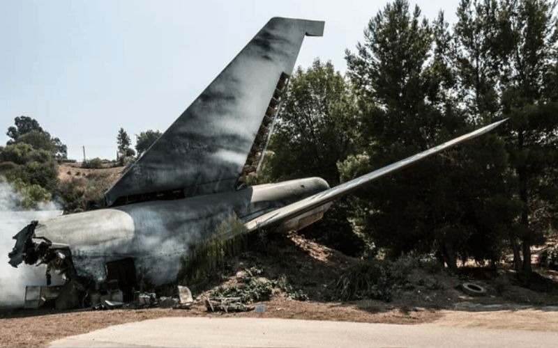 aviao-militar-cai-em-escola-em