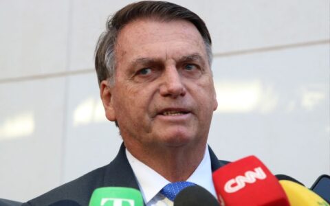 bolsonaro-segue-no-centro-da-p