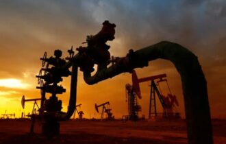 petroleo-fecha-em-queda-de-mai