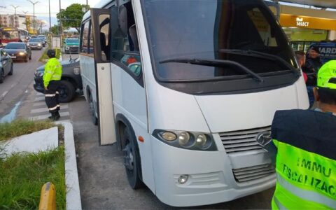 Prefeitura de Manaus apreende ônibus clandestinos durante operação ‘Transporte Legal’