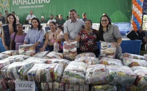 Wilson Lima reforça apoio a vítimas da cheia com entrega de cestas básicas no interior