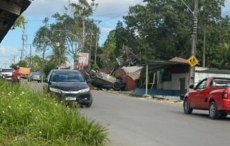 Carro capota, destrói poste e quase invade casa em Manaus