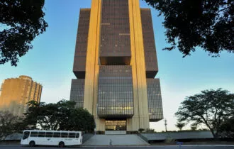 Inflação desacelera, mas BC mantém alerta sobre riscos