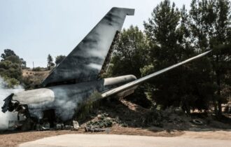 aviao-militar-cai-em-escola-em