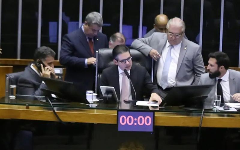 camara-aprova-urgencia-para-pr