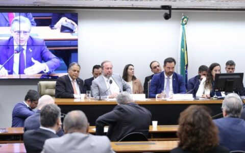 deputados-somem-em-debate-sobr