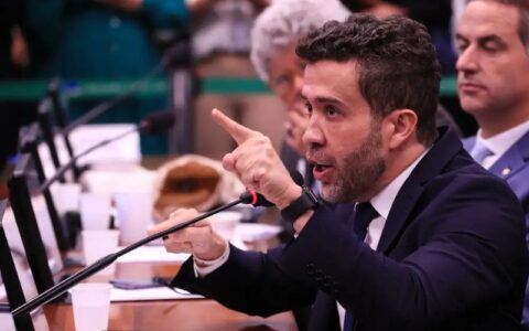 janones-e-suspenso-por-tres-me