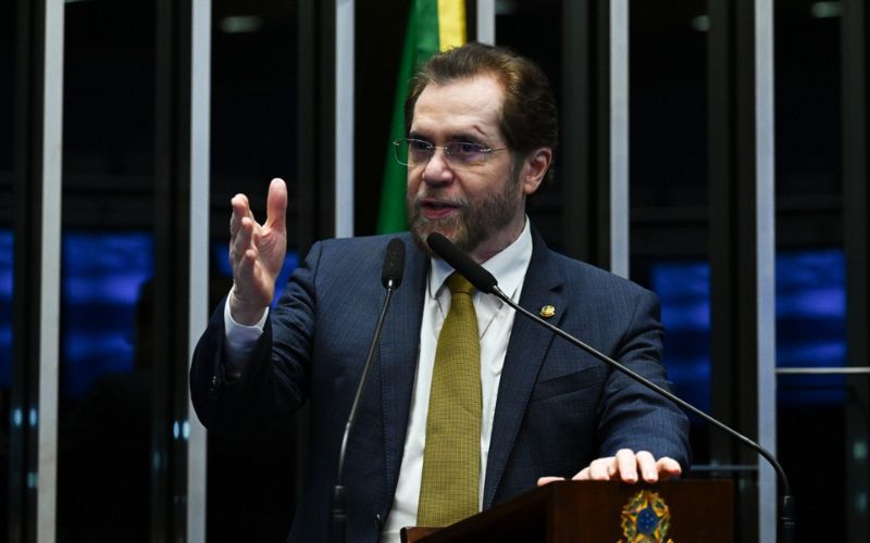 plinio-valerio-propoe-lei-para
