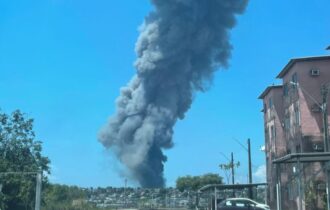 Bombeiros seguem em operação para conter incêndio em fábrica de Manaus