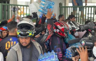 Mototaxistas doam alimentos a bombeiros que combatem incêndio em Manaus