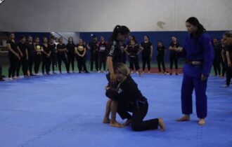 Mulheres participando do Curso de Defesa Pessoal Feminina no Ginásio Poliesportivo