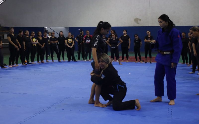 Mulheres participando do Curso de Defesa Pessoal Feminina no Ginásio Poliesportivo