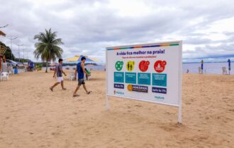 População é orientada sobre horários de banho na praia da Ponta Negra