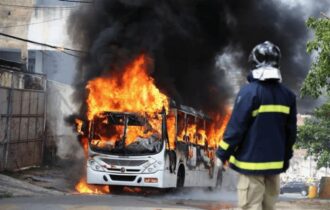 Ônibus é incendiado com passageiros dentro em São Paulo; polícia investiga ato de vandalismo