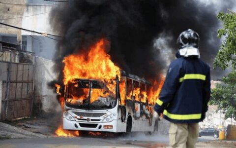 Ônibus é incendiado com passageiros dentro em São Paulo; polícia investiga ato de vandalismo