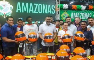 Detran-AM contempla 100 mototaxistas de Rio Preto da Eva com kits de segurança