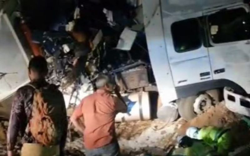 colisao-entre-onibus-e-carreta