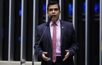 deputado-ricardo-ayres-e-escol