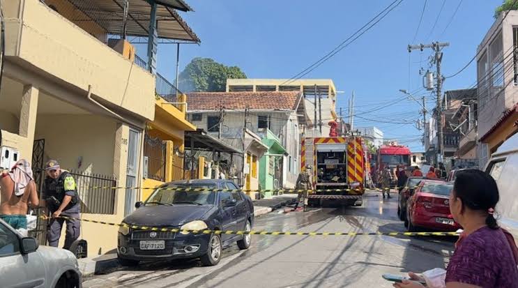 incendio-atinge-vila-de-casas-