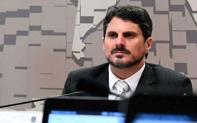 senador-marcos-do-val-e-levado