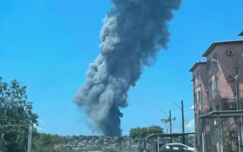 Bombeiros seguem em operação para conter incêndio em fábrica de Manaus