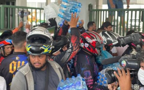 Mototaxistas doam alimentos a bombeiros que combatem incêndio em Manaus