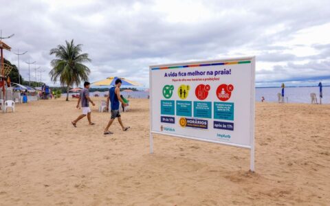 População é orientada sobre horários de banho na praia da Ponta Negra