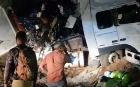 colisao-entre-onibus-e-carreta