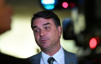 flavio-bolsonaro-volta-a-ataca