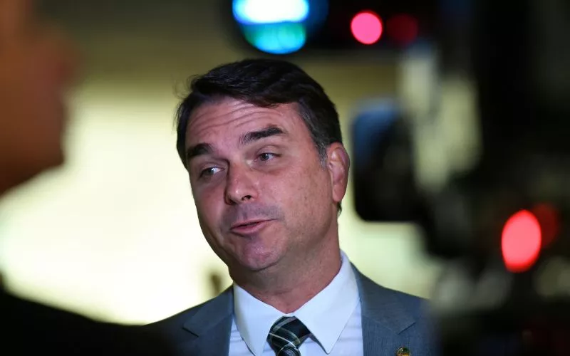flavio-bolsonaro-volta-a-ataca