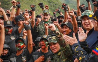 maduro-aparece-de-farda-e-se-d