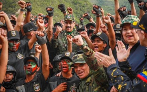 maduro-aparece-de-farda-e-se-d