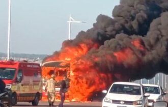 Ônibus pega fogo sobre a Ponte do Rio Negro