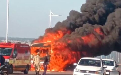 Ônibus pega fogo sobre a Ponte do Rio Negro