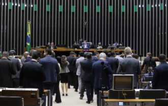 Cinco dos oito deputados federais do AM votam a favor da 'PEC da Blindagem' na Câmara