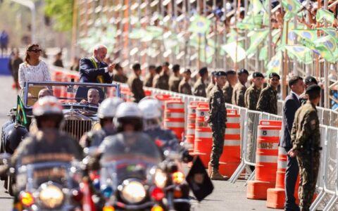 Lula e ministros acompanham desfile; público entoa 'sem anistia'