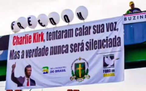 Direita amazonense exibe cartaz em apoio a Charlie Kirk em Manaus