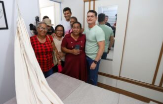 Prefeito David Almeida acompanha visita de famílias ao residencial Carlos Braga, em Manaus